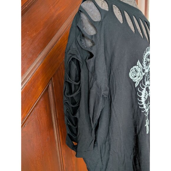 Black Torrid Classic Fit Boho Cutout Sleeve Top W/Snake & Rose Graphic Size 1 - Picture 3 of 7